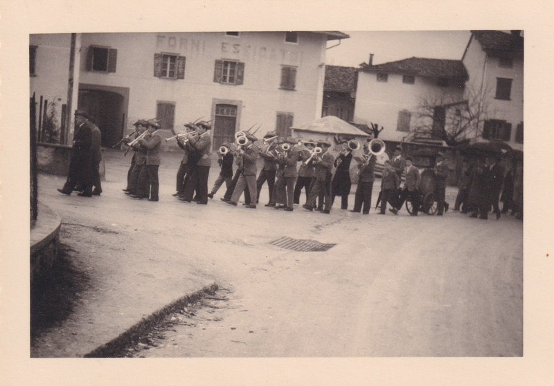 Corteo guidato dalla Banda di Cavedine