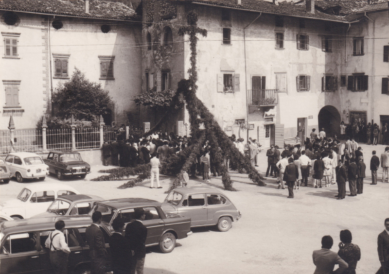 Arrivo del novello sacerdote in piazza a Cavedine