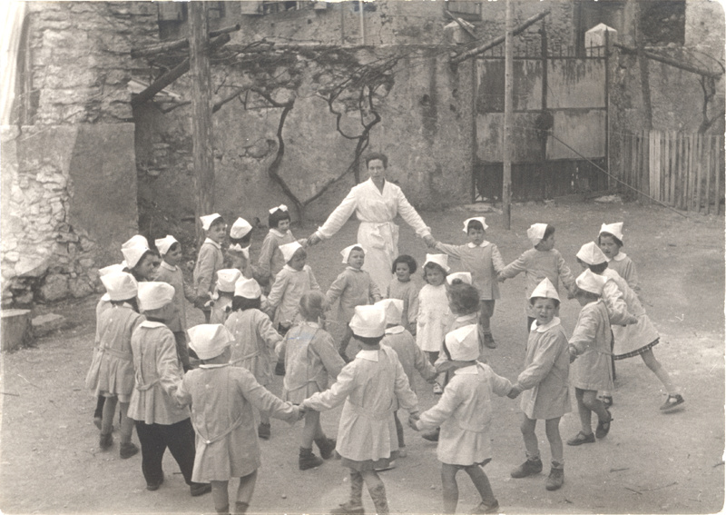 Girotondo in cortile