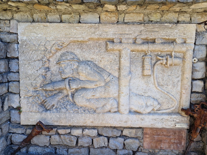Monumento al minatore - il bassorilievo