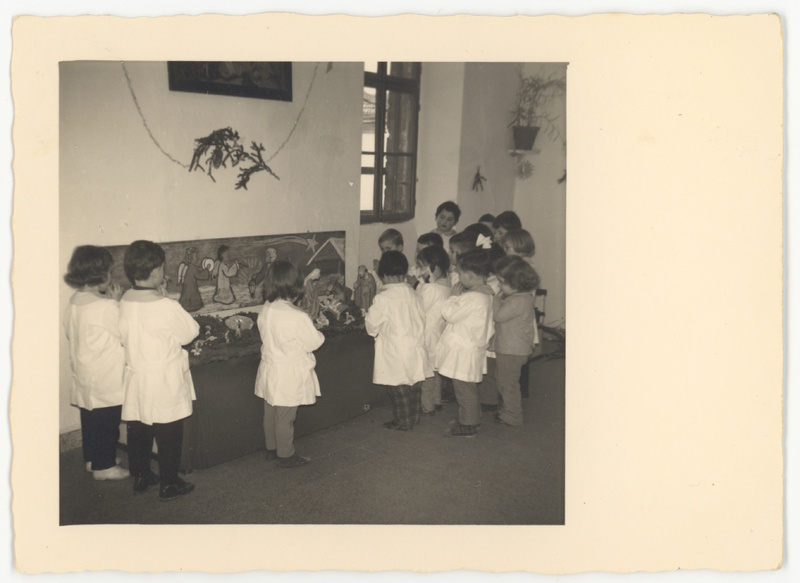 In preghiera davanti al presepe