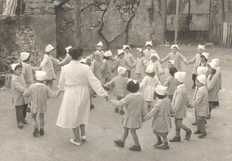 Girotondo in cortile - 2