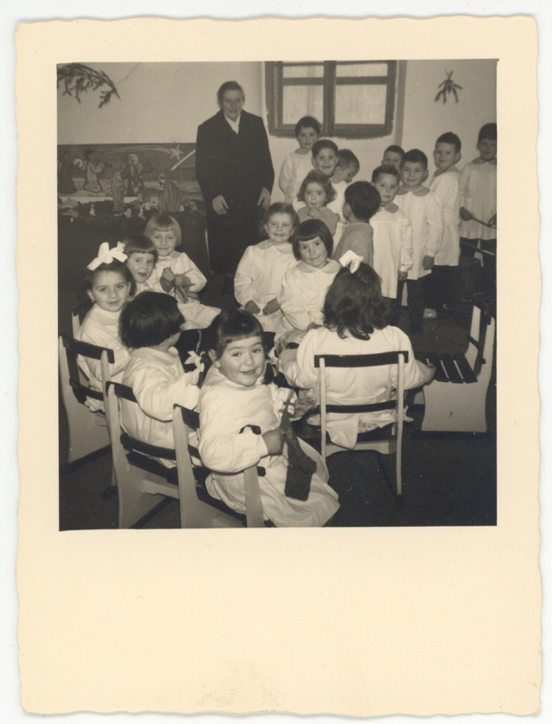 Bimbe dell' "Asilo" che fanno la calza