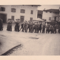 Corteo guidato dalla Banda di Cavedine
