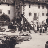 Arrivo del novello sacerdote in piazza a Cavedine