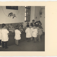 In preghiera davanti al presepe