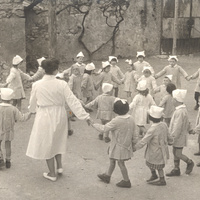 Girotondo in cortile - 2